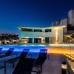 וילה Luxury House With Jacuzzi And Wellness Centre, Hus 16 *
