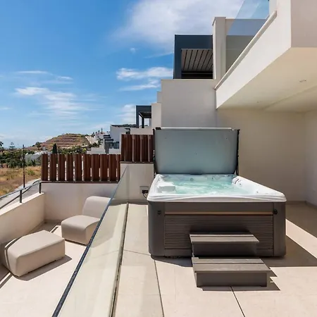 Luxury House With Jacuzzi And Wellness Centre, Hus 16 Villa